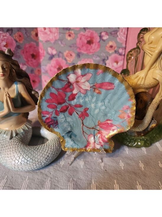 Other - DECOUPAGE FLOWERS ON A SCALLOPED SHELL